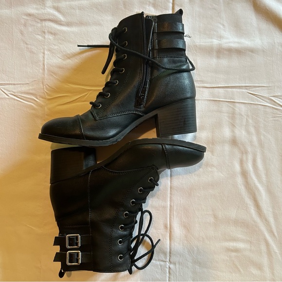 Brash Boots, Size 7 - Picture 3 of 9